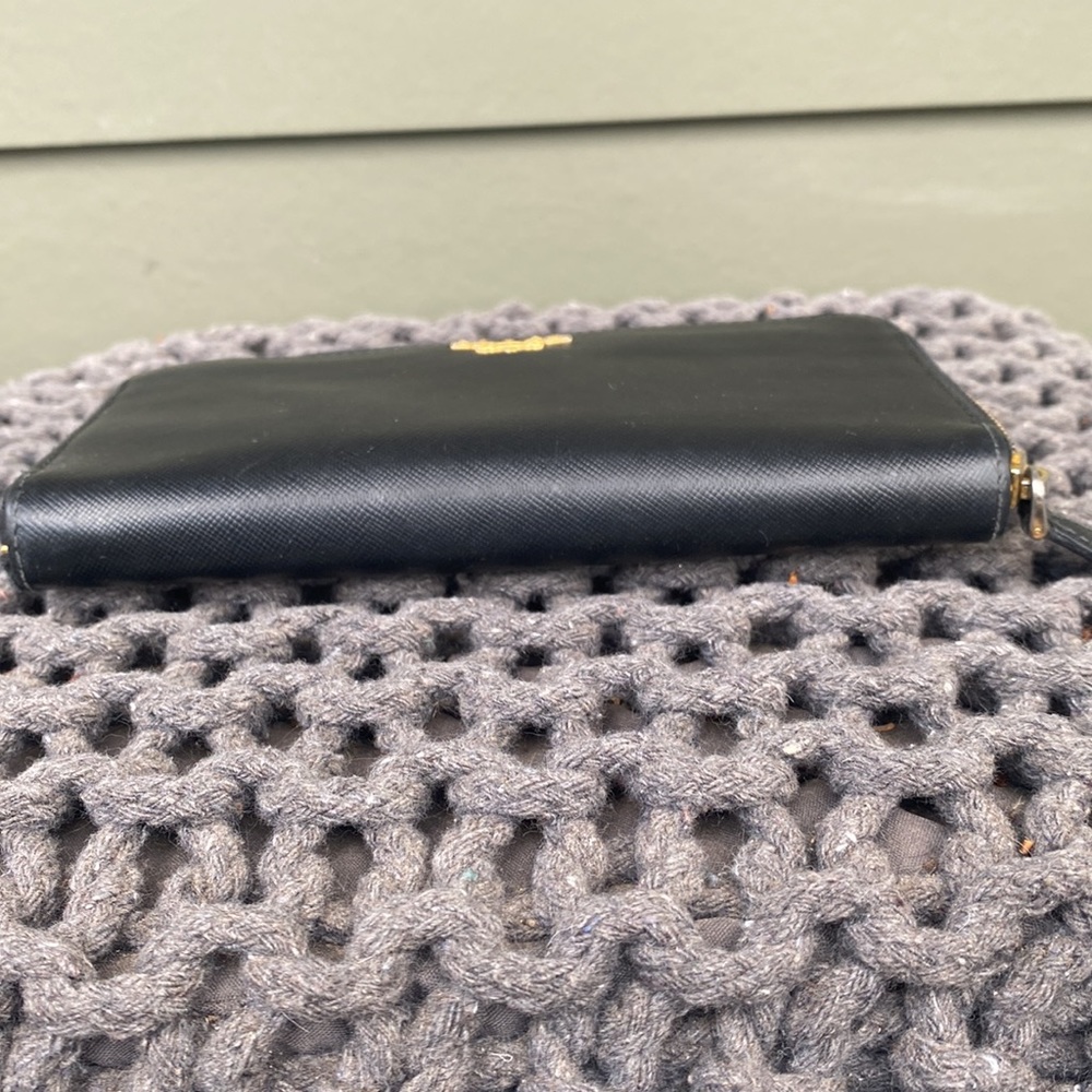 PRADA NERO SAFFIANO LUX WALLET LEATHER IN GOOD CONDITION. ONLY A COUPLE SCUFFS - Picture 8 of 16